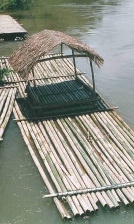 Floß aus zusammengebundenen Bambusrohren