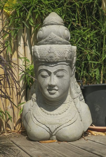 Dewi Sri Büste aus Flussstein, h 80 cm