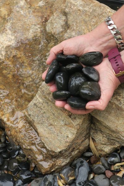 Flusssteine 30/50, schwarz, poliert, 20 kg