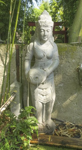 stehende Dewi Sri mit Vase, Flussstein, h 175 cm